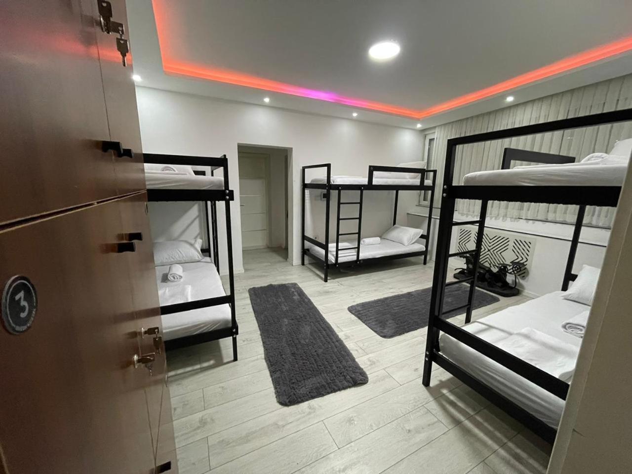 Shesh Hostel Pristina Buitenkant foto