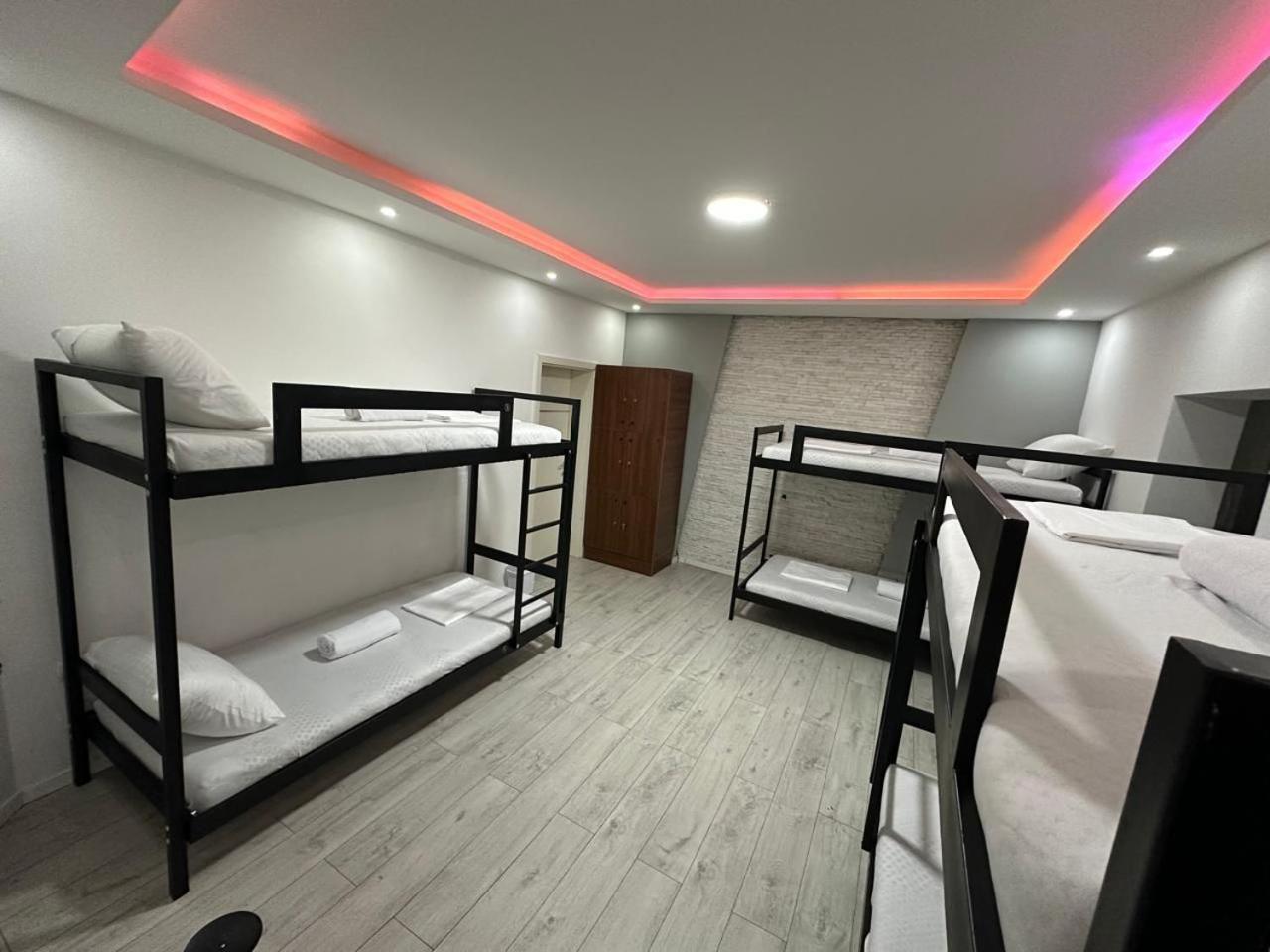 Shesh Hostel Pristina Buitenkant foto