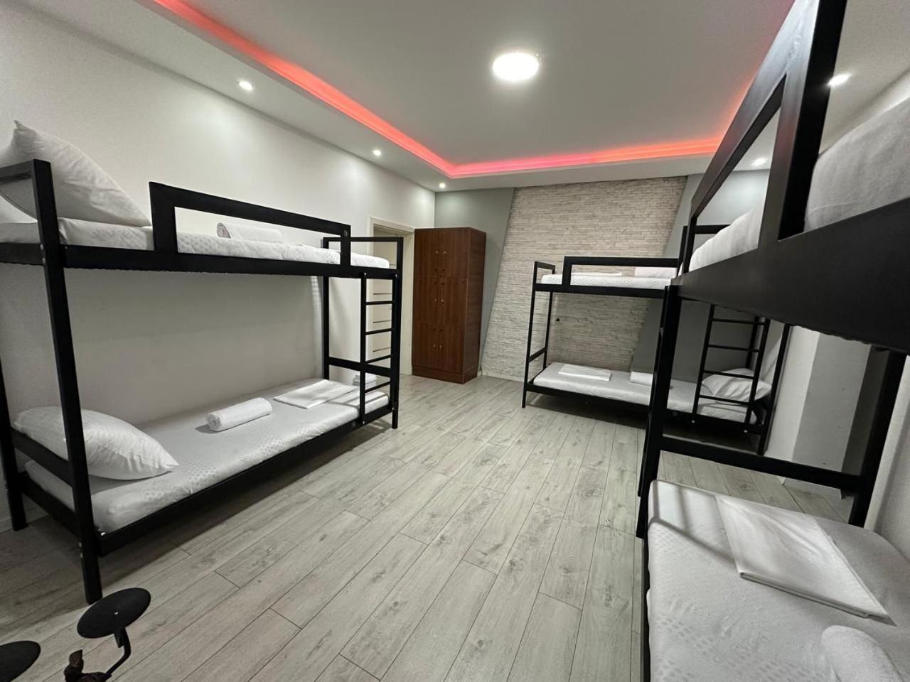 Shesh Hostel Pristina Buitenkant foto