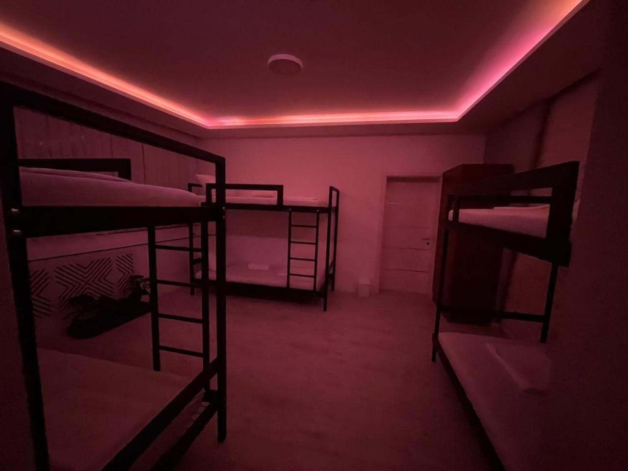 Shesh Hostel Pristina Buitenkant foto