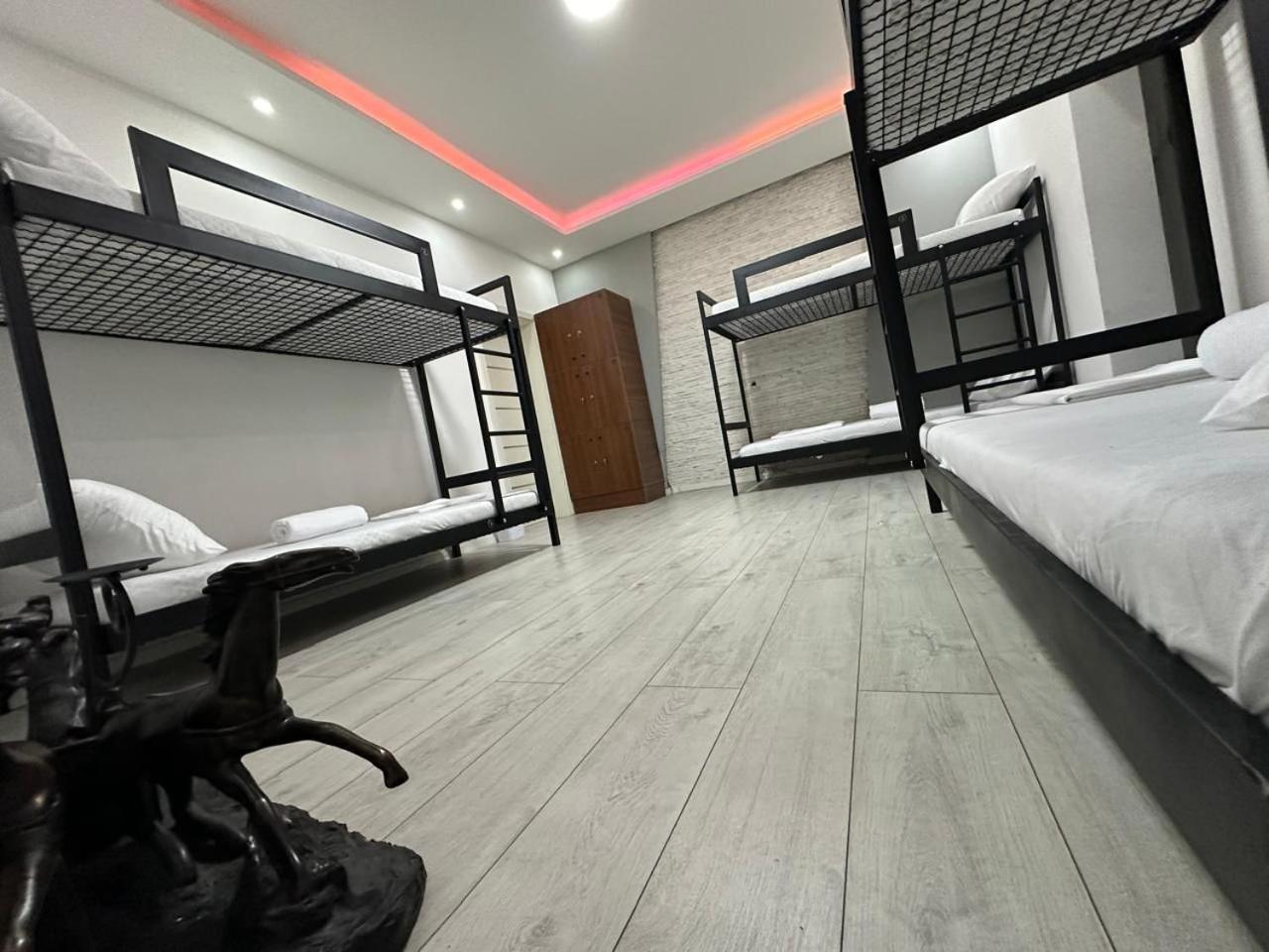 Shesh Hostel Pristina Buitenkant foto