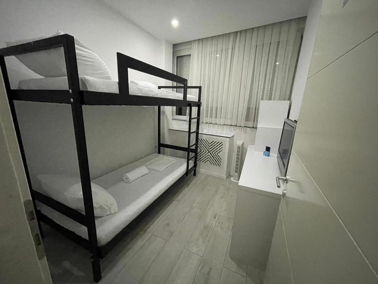 Shesh Hostel Pristina Buitenkant foto