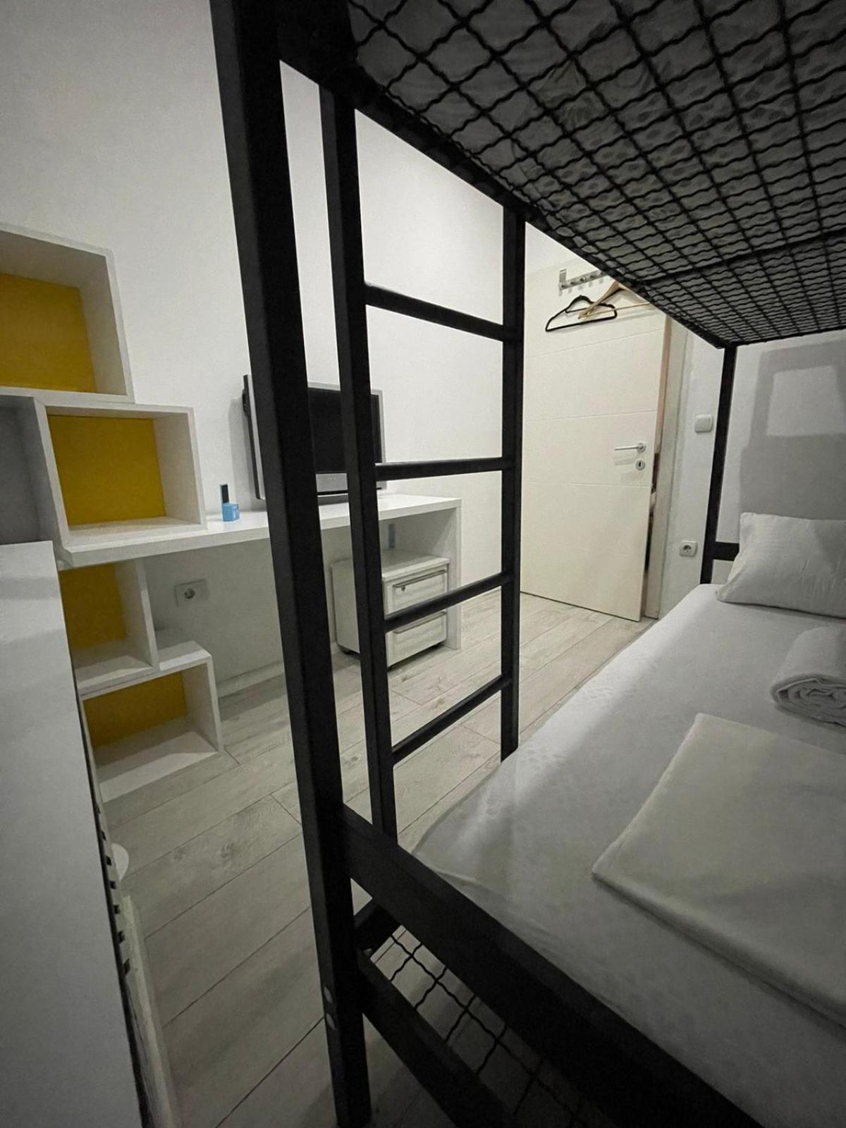 Shesh Hostel Pristina Buitenkant foto