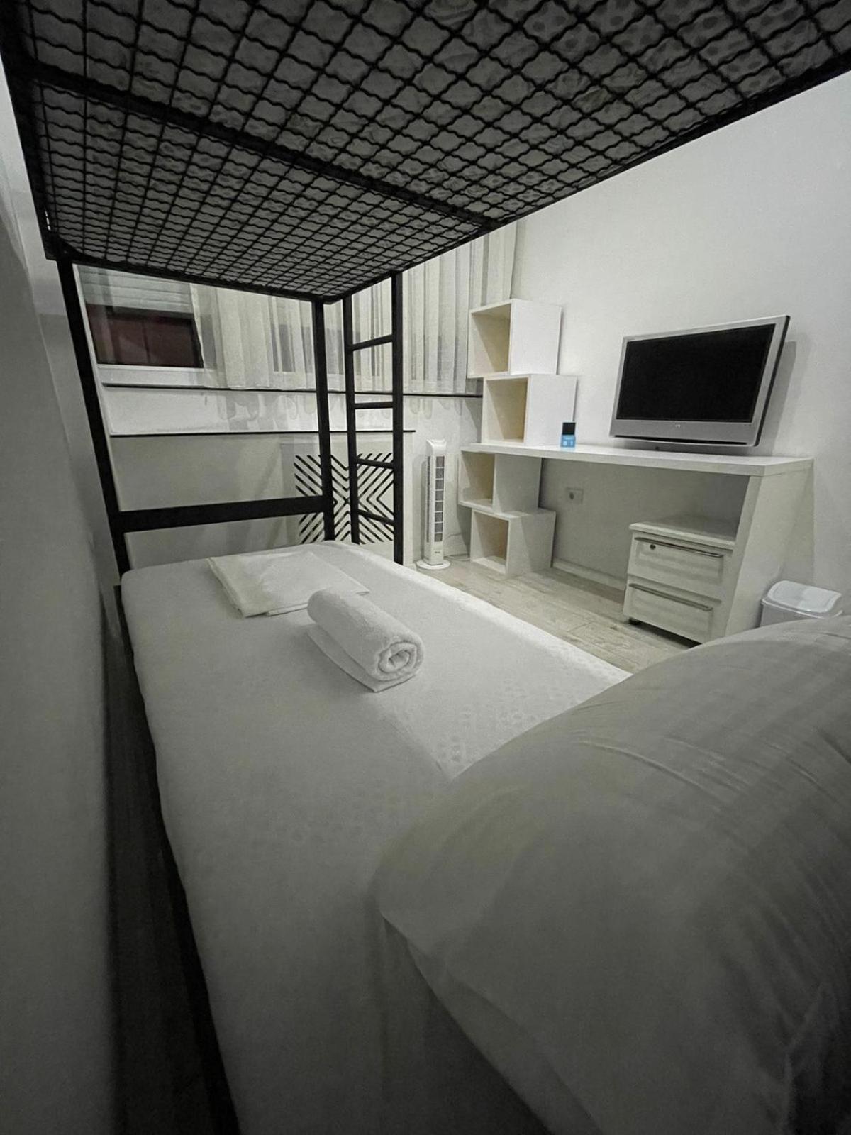 Shesh Hostel Pristina Buitenkant foto